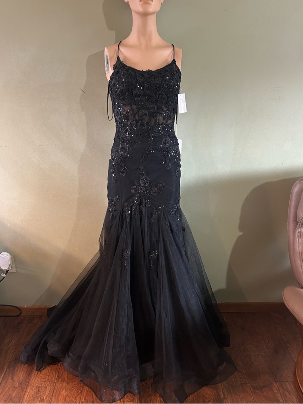 GB Mermaid Beaded Applique Lace Back Gown
$379.00 NWT size 3 - Picture 8 of 15